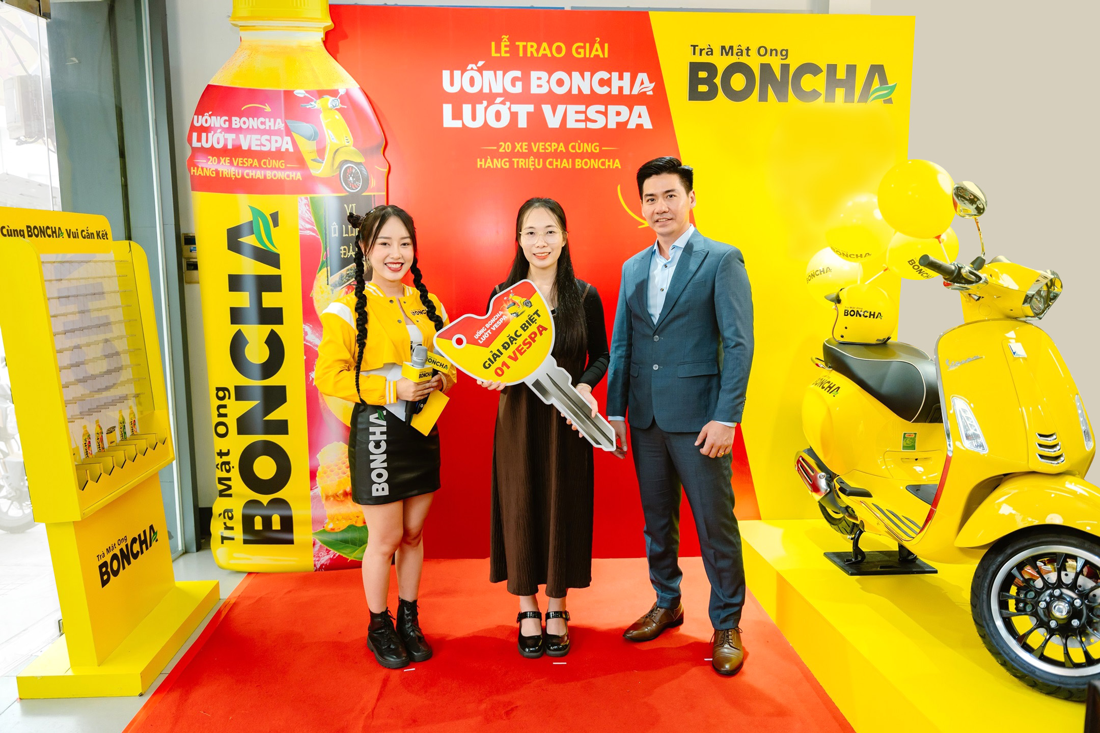 Khách hàng đầu tiên trúng Vespa khi uống BONCHA